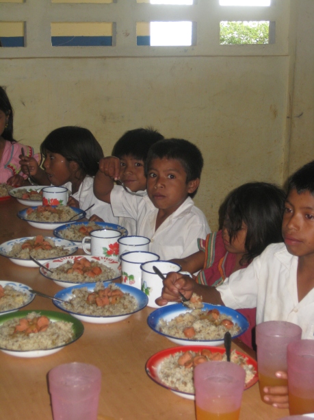 Kinder in der Schule von A.T beim Essen